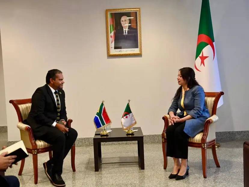 Mme Mansouri a reçu le vice-ministre des relations internationales et de la coopération de la République d’Afrique du Sud